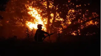 Francia enfrenta megaincendios con 110 mil personas evacuadas