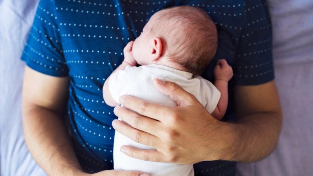 Proponen ampliar licencia de paternidad en México de 5 a 15 días con goce de sueldo
