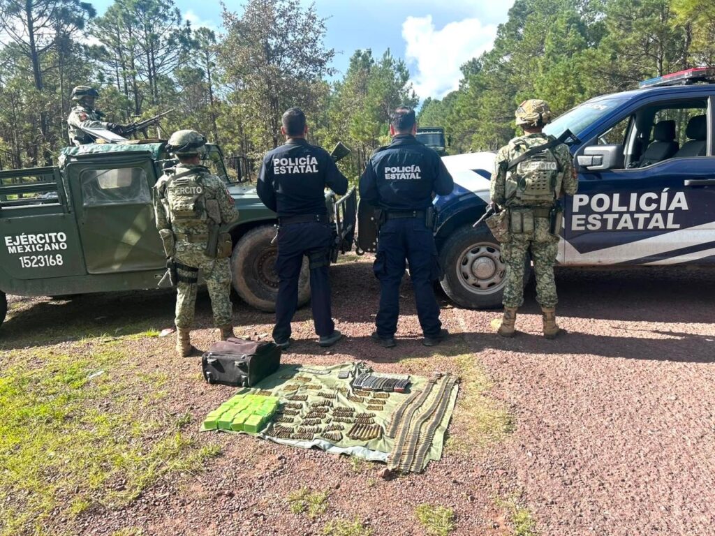 Ejército Mexicano y Policía Estatal aseguran en Durango maleta con cargadores y cartuchos