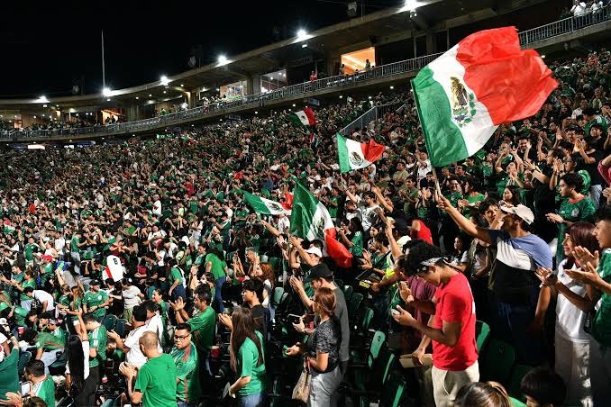 ¡Deporte y política! La afición celebra con entusiasmo el triunfo de México sobre Ecuador
