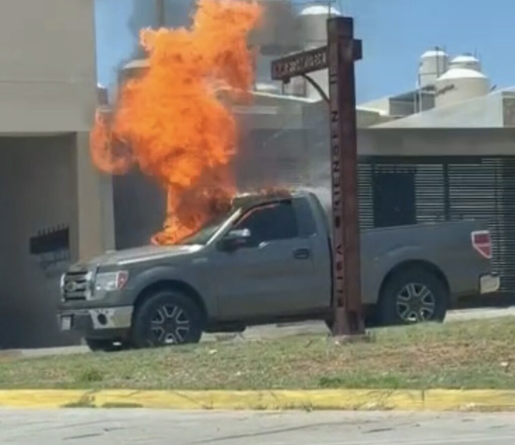 Camioneta se incendia por presunto cortocircuito en la colonia Interobrera de Parral