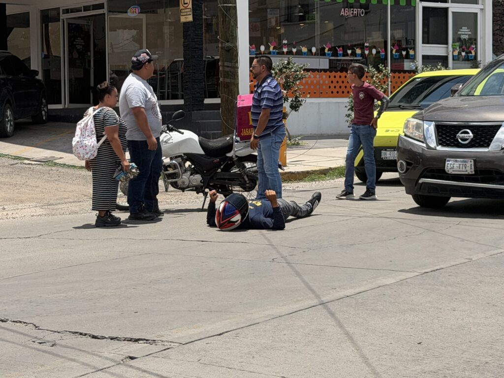 Motociclista resulta lesionado tras derrapar en el bulevar Ortiz Mena