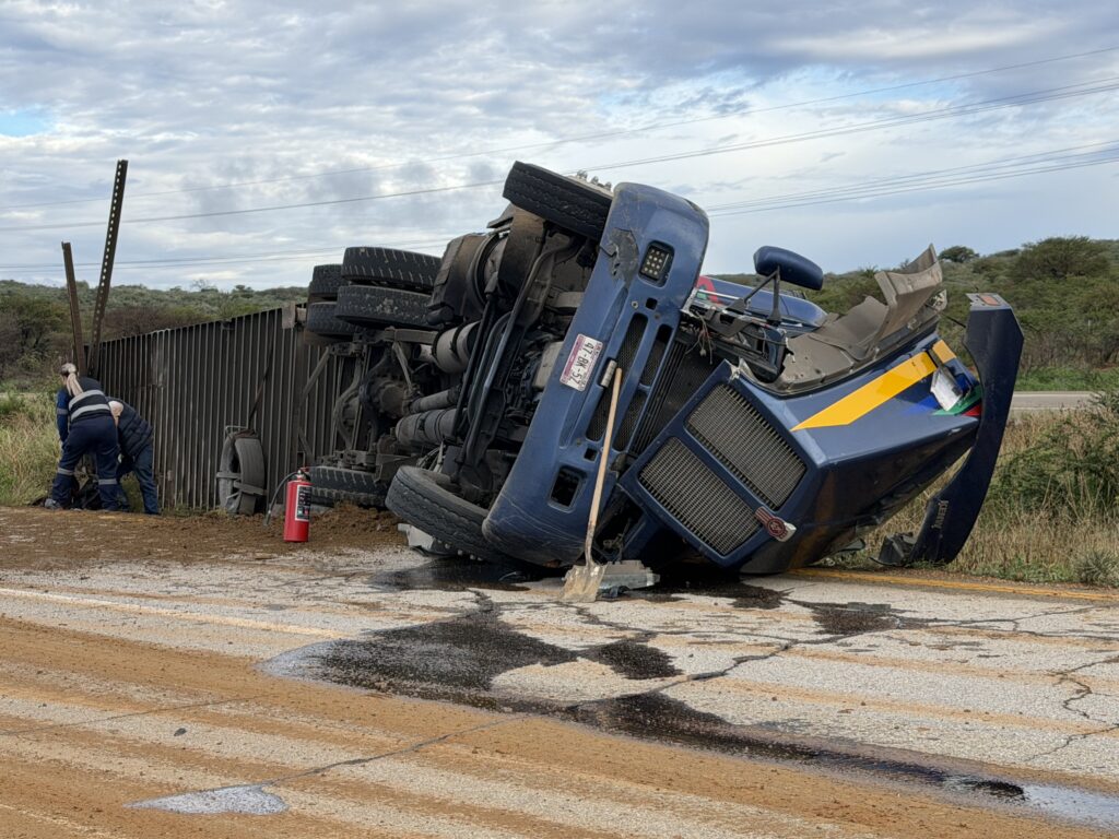 Vuelca camión cargado con rollos de papel en la carretera Parral–Jiménez