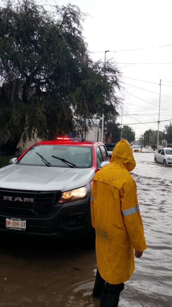 Reportan que la corriente de la Acequia Grande arrastró a una mujer; bomberos la buscan