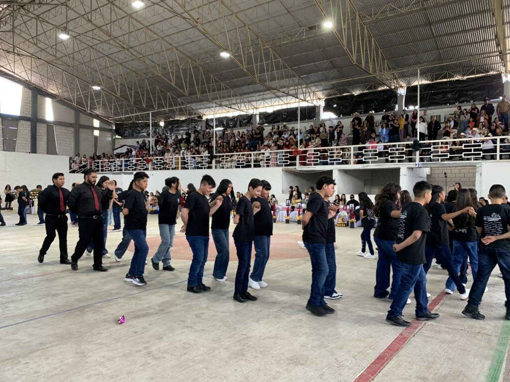 Reconocen esfuerzo en graduaciones escolares
