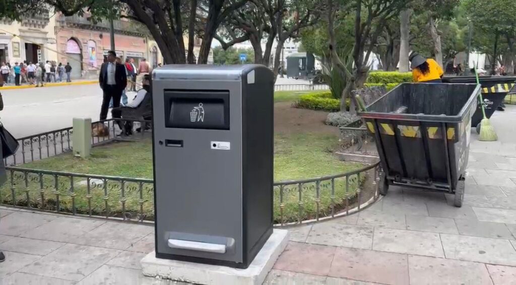 Instalan 75 cestos inteligentes para reducir basura en el Centro Histórico de Durango