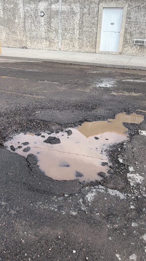 Bache en Pino Suárez preocupa a vecinos; reportan daños en vehículos y piden reparación urgente