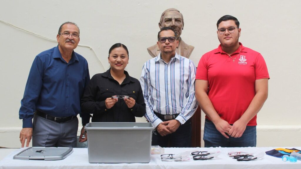 Entregan lentes a beneficiados de Campaña Visual