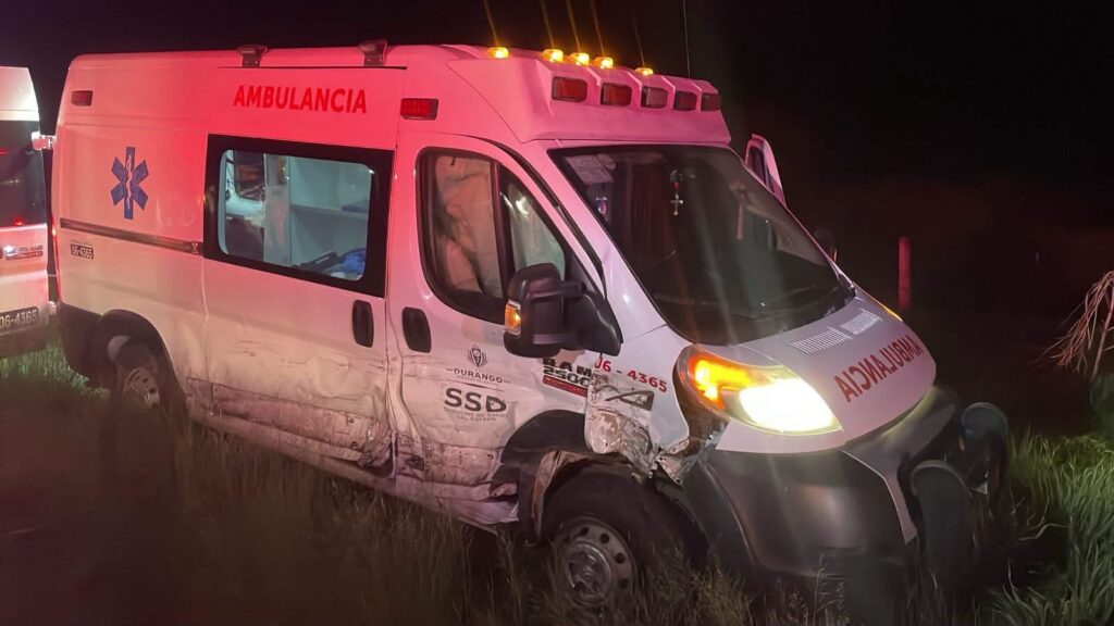 ¡Sin paciente! Choque entre ambulancia de Salud y camioneta en la Durango–Parral