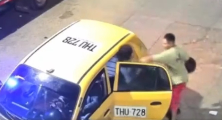 Captan agresión contra una mujer y critican a taxista por no intervenir
