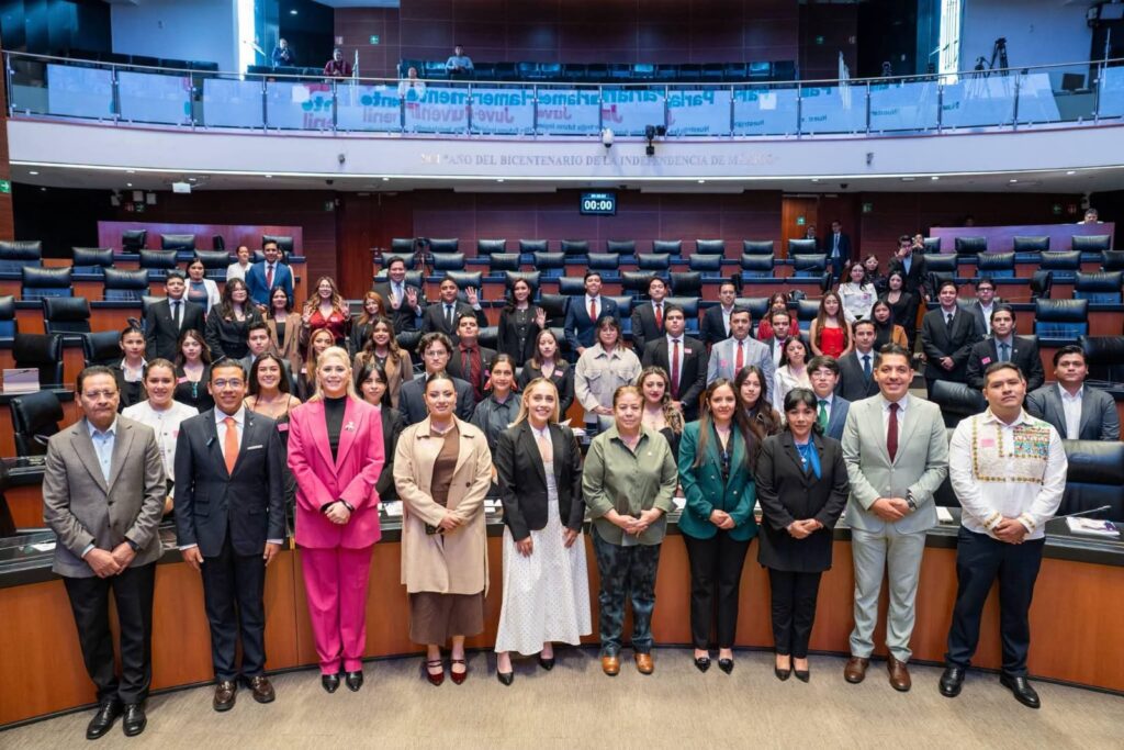 Jóvenes ocupan escaños del Senado y debaten iniciativas sobre seguridad, salud y cambio climático