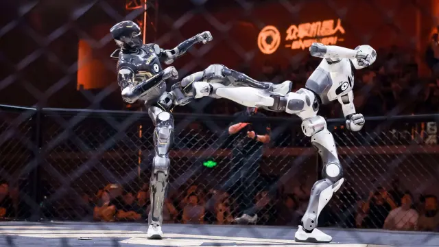 China impulsa peleas de robots humanoides con inteligencia artificial