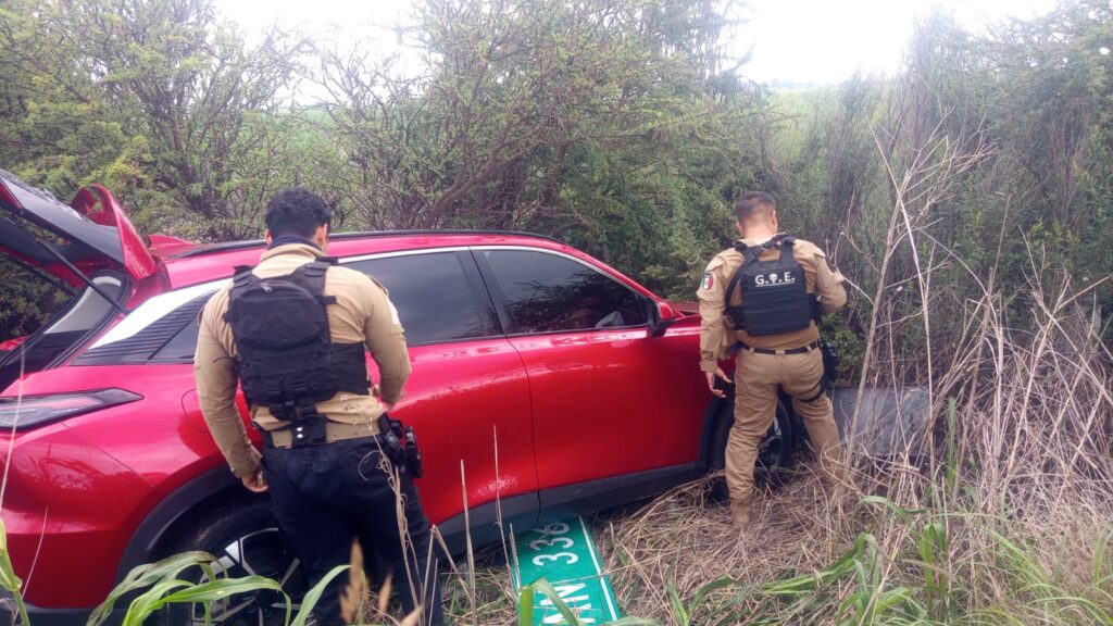 Estatales encuentran lujoso vehículo accidentado y abandonado