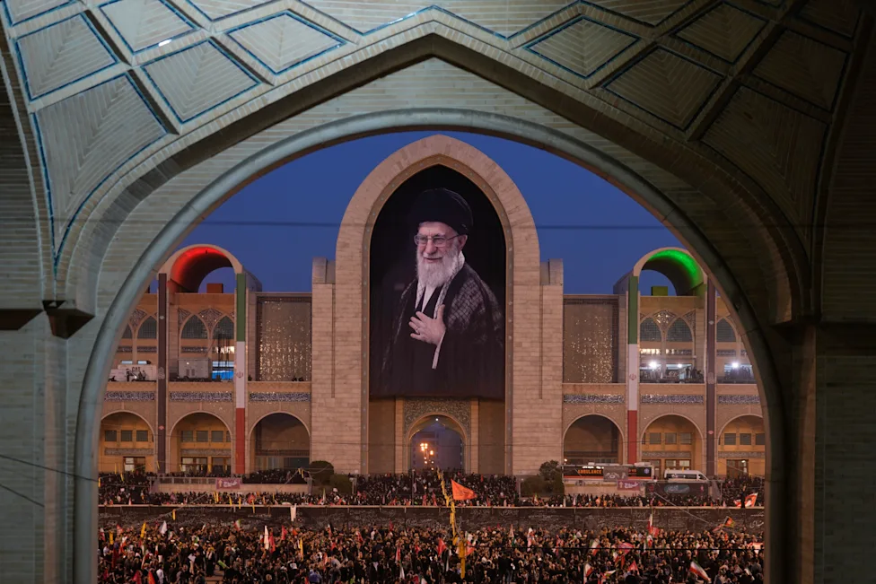 Irán promete vengar la muerte de Alí Jameneí durante su funeral masivo