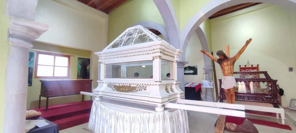 ¡Visita la evidencia! Abren al público el Museo del Señor del Santo Entierro en Santiago