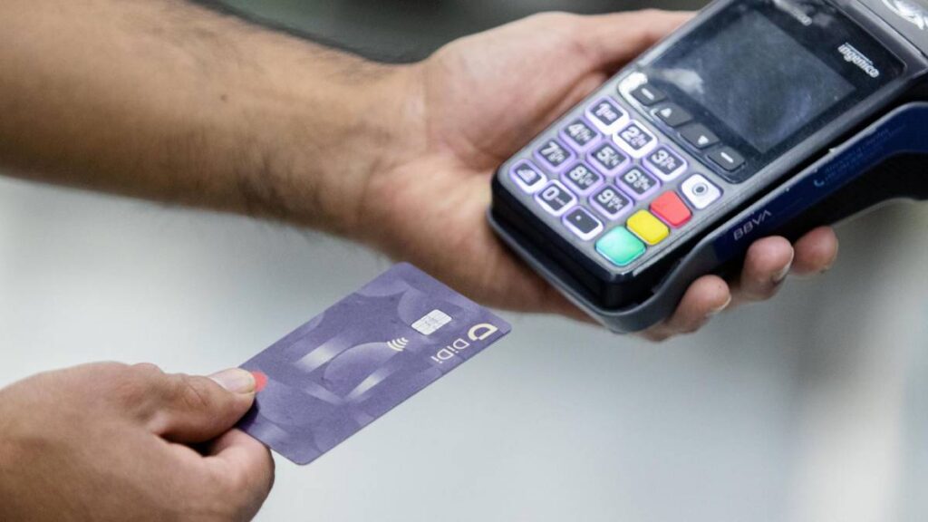 SAT explica qué sucede si otra persona usa tu tarjeta bancaria