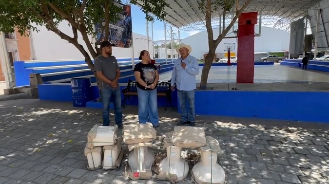 Equipan baños y anuncian rehabilitación del puente en La Constancia
