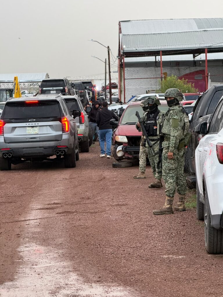 Militares y Guardia Nacional aseguran ocho camionetas de lujo en Nuevo Ideal, Durango