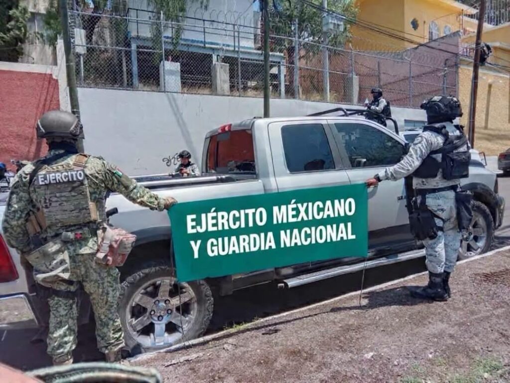 Militares aseguran camioneta abandonada por sujetos que al verlos corrieron