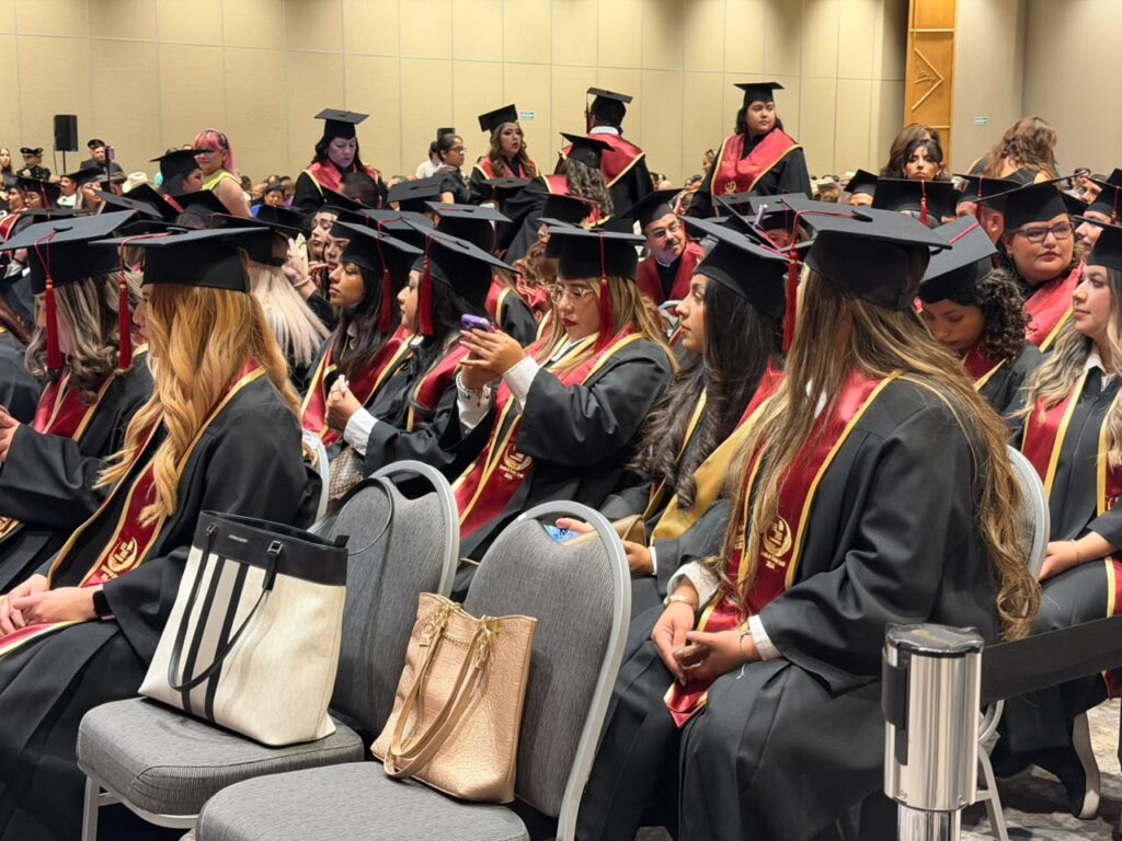 Celebra graduación la Escuela de Trabajo Social con mas de 100 alumnos
