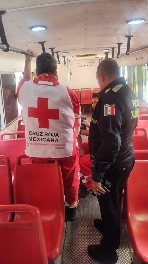 Policías turísticos apoyan a persona que convulsiona en autobús urbano