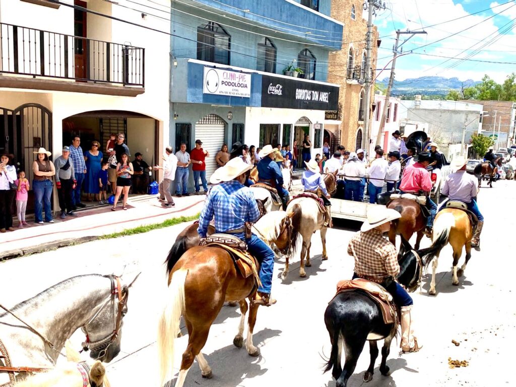 3 mil jinetes llenan de tradición las calles de Santiago. Cabalgata 2026