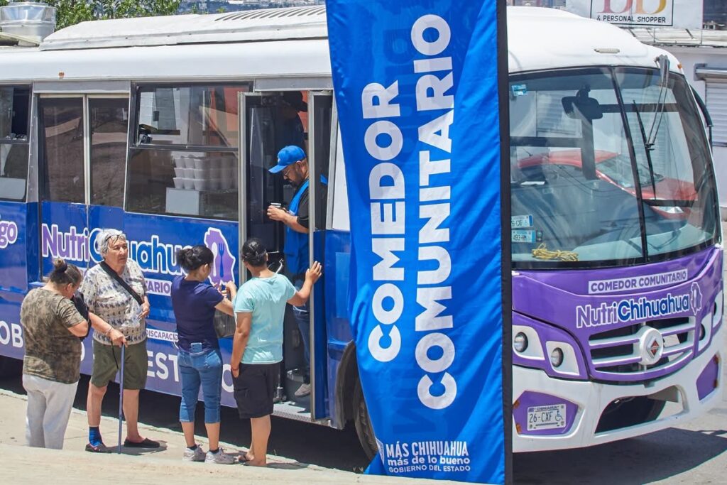 Comedor móvil de NutriChihuahua distribuye más de 280 alimentos en la colonia Rosario