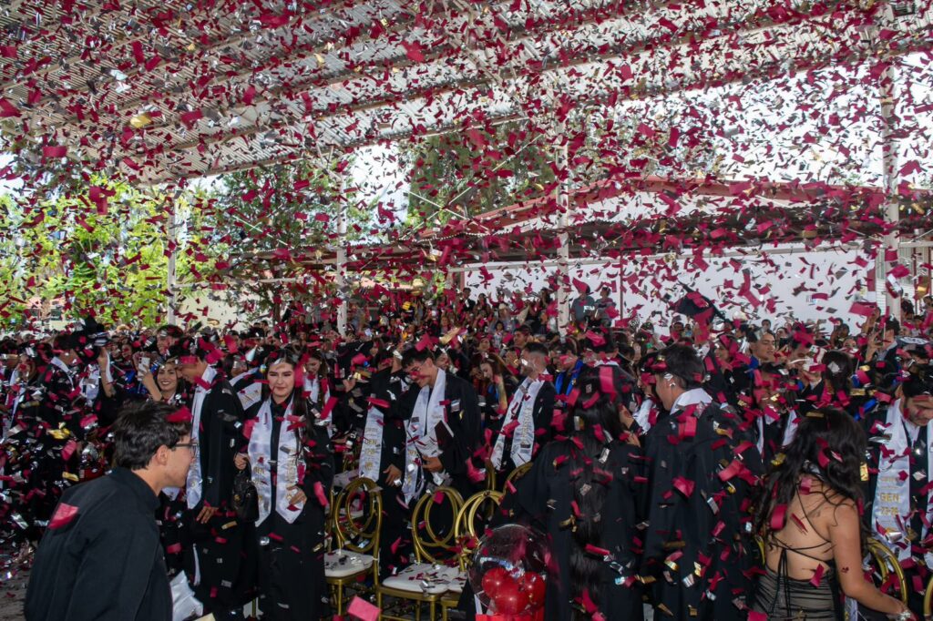 ¡Premio al esfuerzo! Egresan 219 estudiantes del CBTF No. 2 de Santiago, generación 2023-2026