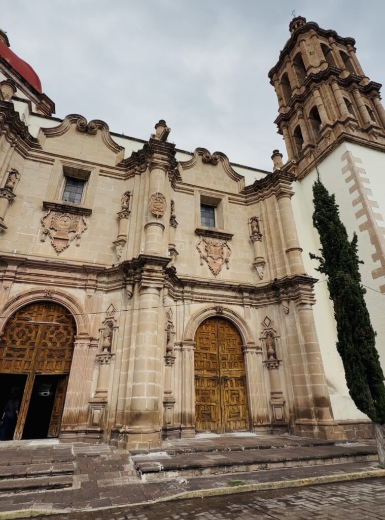 “Un proyecto votado, hoy está transformando la imagen de la Parroquia de Santa Ana.”