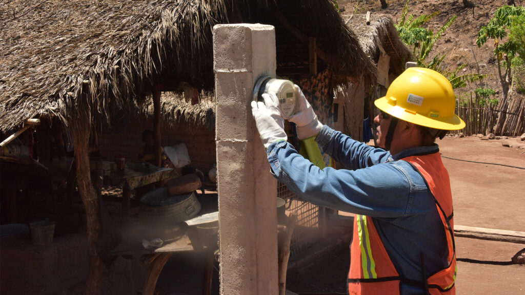 Inversión de la CFE impulsa miles de obras de electrificación en México