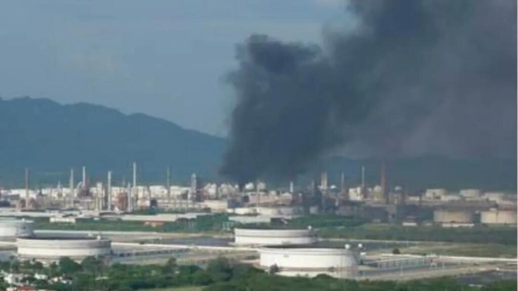 Flamazo en planta de Pemex deja tres trabajadores con quemaduras leves