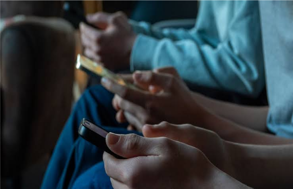 Unión Europea busca limitar funciones adictivas en redes sociales