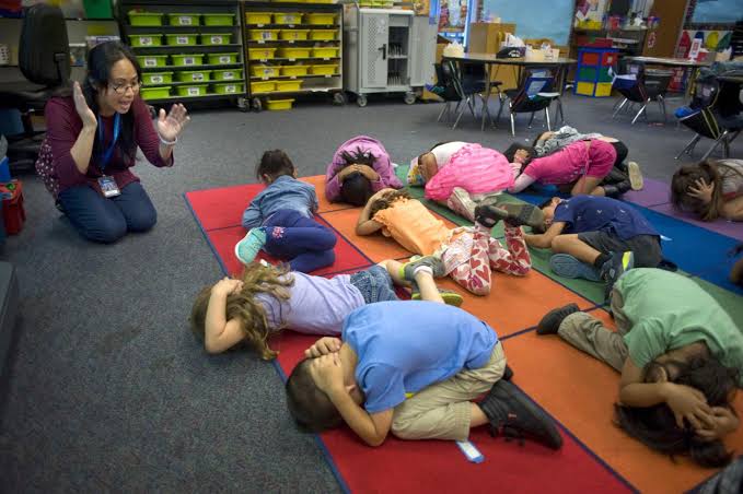 «No tengan miedo»: maestro calma a sus alumnos durante sismo de 7.4 y se vuelve viral