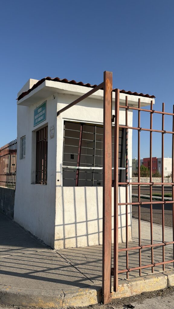Vecinos de Río Dorado denuncian abandono de casetas de vigilancia