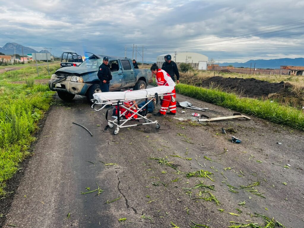 Volcadura en la carretera Francisco Zarco deja un lesionado y bloquea ambos carriles