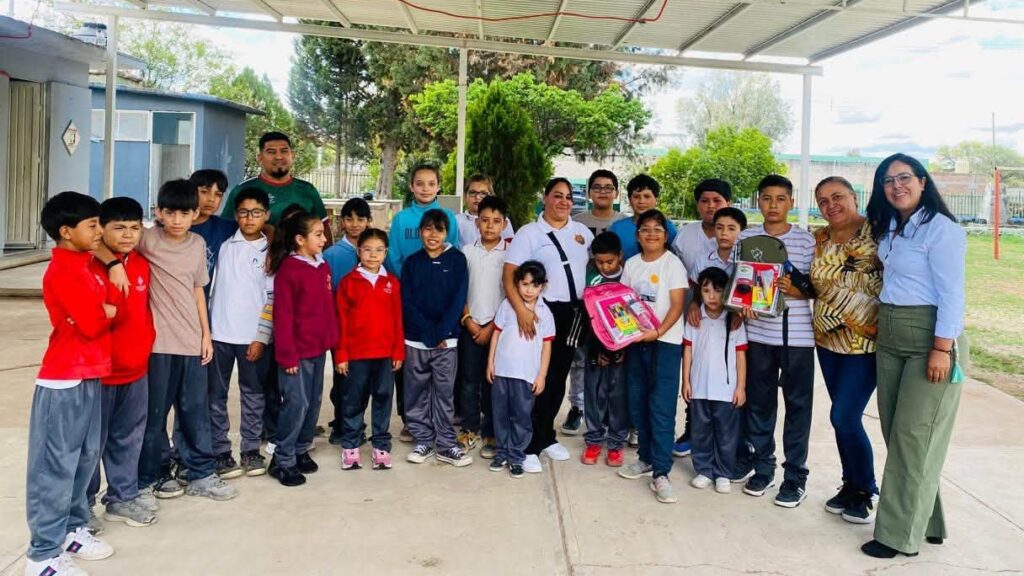 Entregan kits escolares a estudiantes que cuidaron de árboles