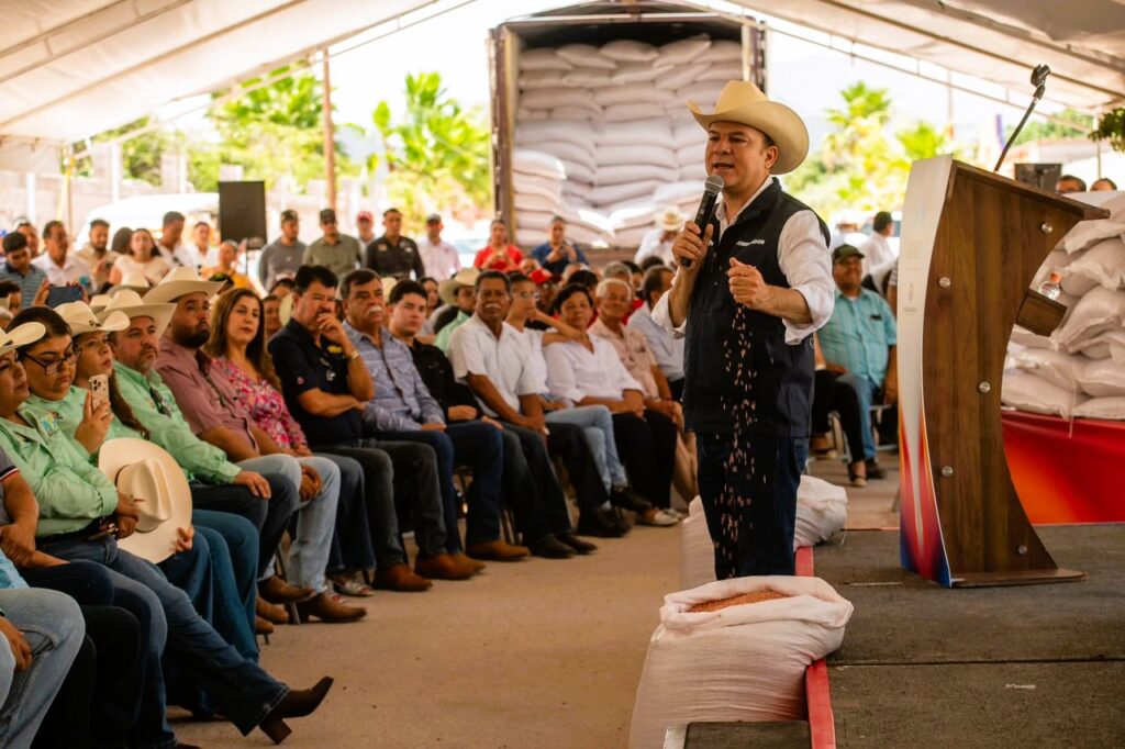 Productores de Lerdo reciben dron agrícola y semilla de avena para fortalecer el campo