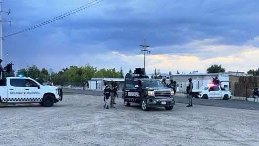 Ejército y Guardia Nacional aseguran patrulla clonada y detienen a dos falsos policías