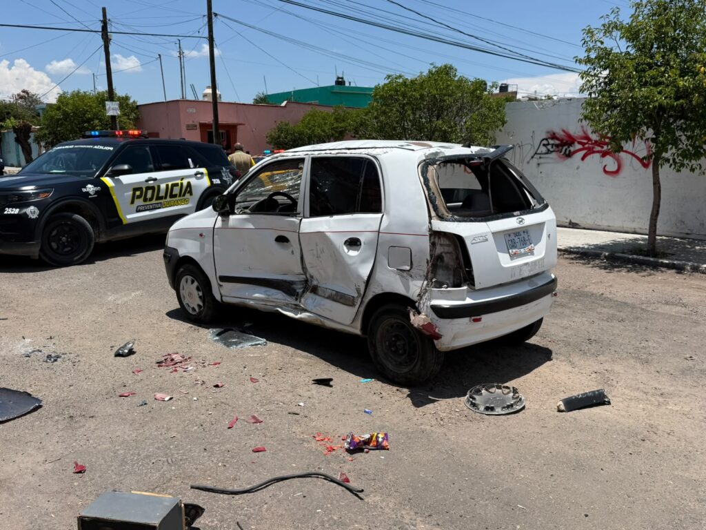 Adulto y dos menores en choque por pasada de señal de alto