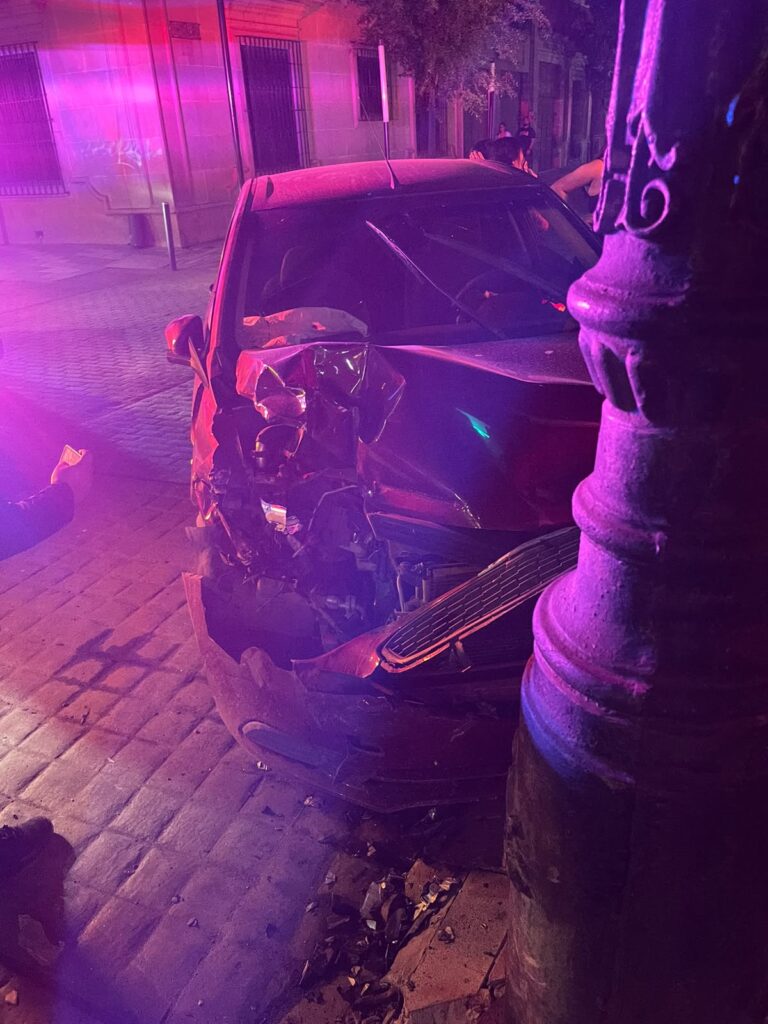 Uber con seis pasajeras se estrelló contra un poste tras de que una camioneta lo chocó