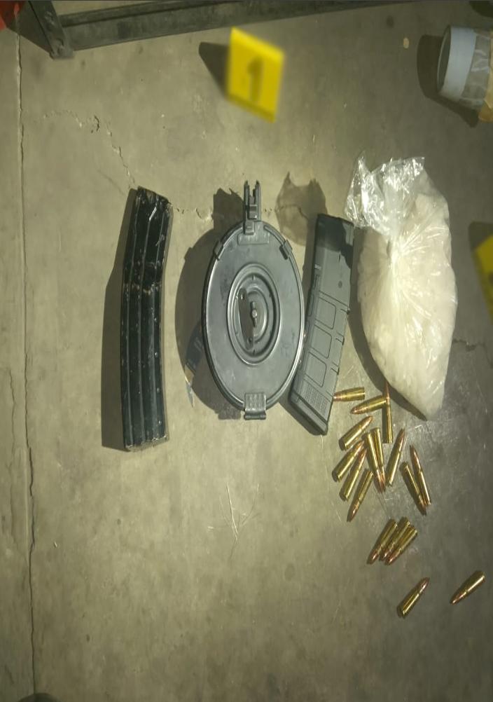 En otros dos cateos, militares y federales aseguran cargadores, cartuchos y piezas de blindaje