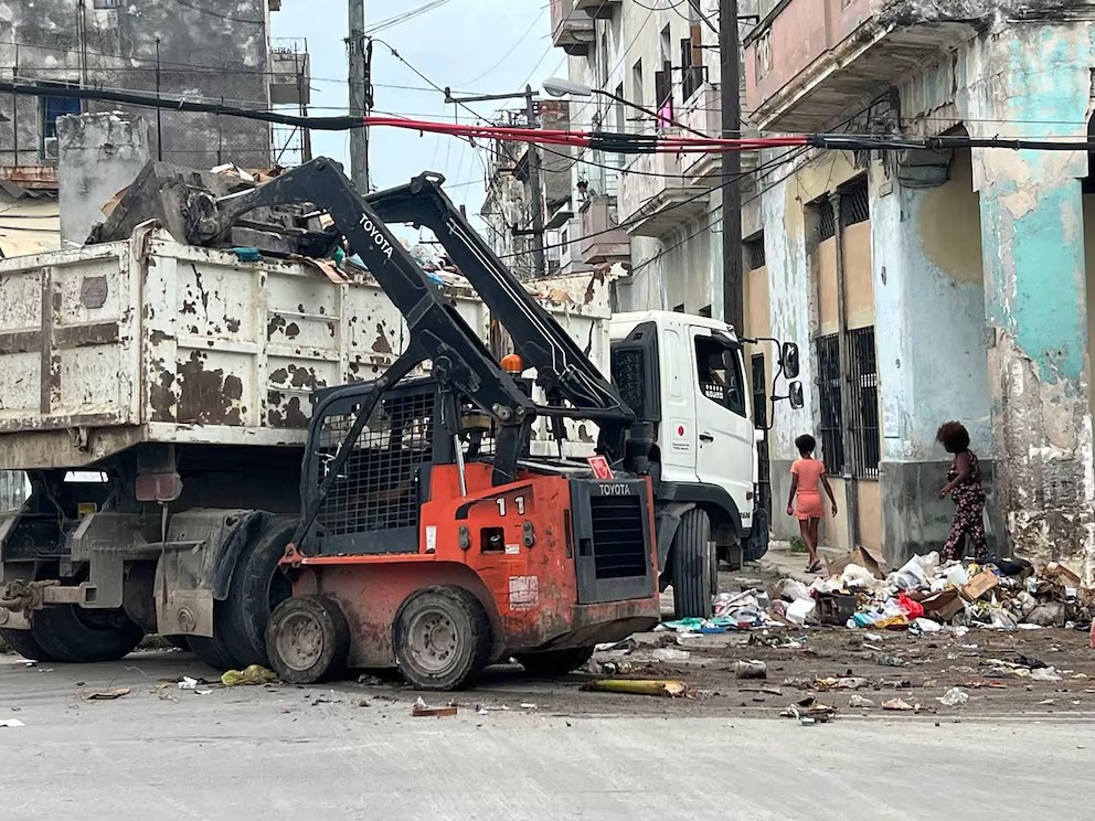 Apagones y escasez de combustible colapsan servicios básicos en Cuba; hay acumulación de basura