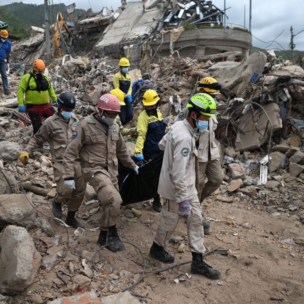 Venezuela sepulta más de 150 víctimas sin identificar tras los terremotos