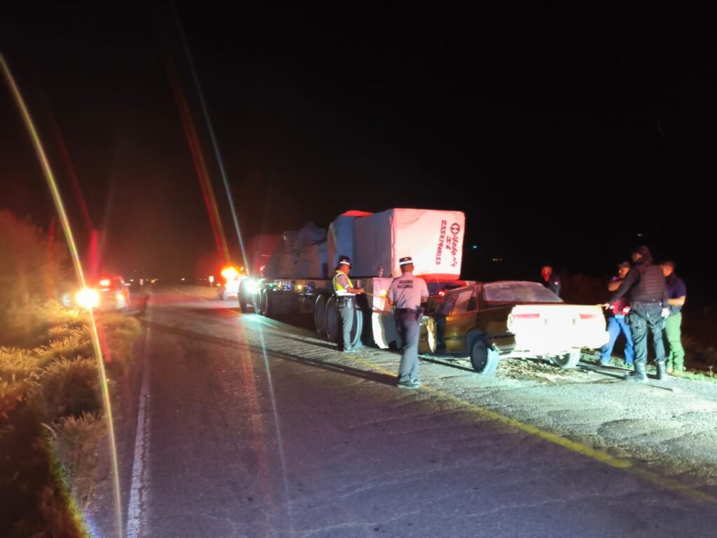 Se estrelló en la parte posterior de un tráiler y perdió la vida