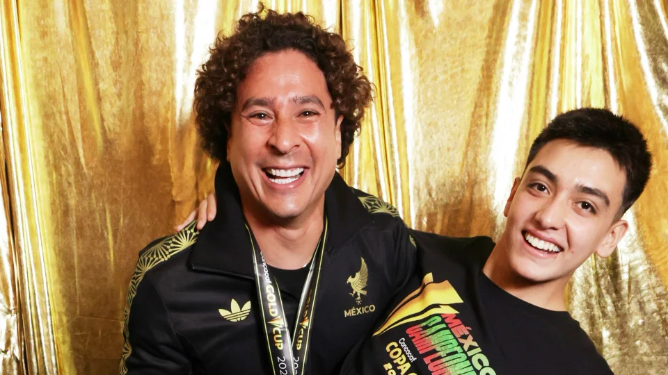 Memo Ochoa felicita a Gilberto Mora por su graduación escolar