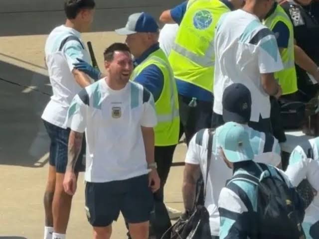Messi protagoniza inspección de la TSA antes de viajar con Argentina