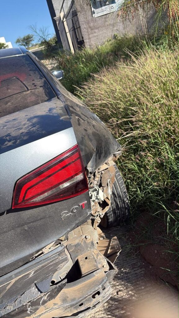 Abandonan dos vehículos tras presunto choque en la colonia Minas del Real