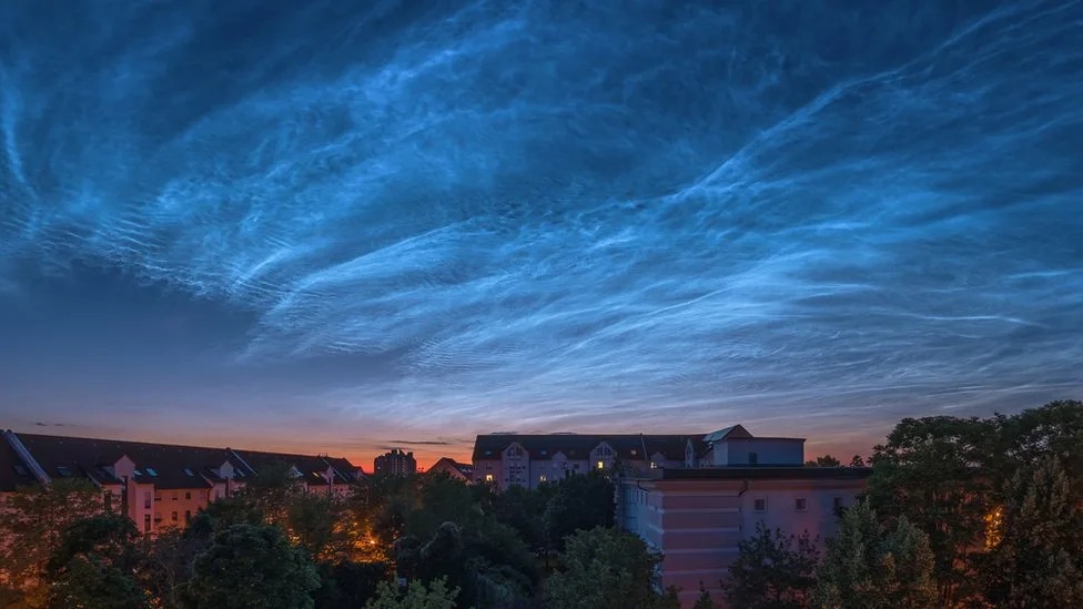 Nubes noctilucentes: Así se forman las impresionantes nubes azules que brillan de noche