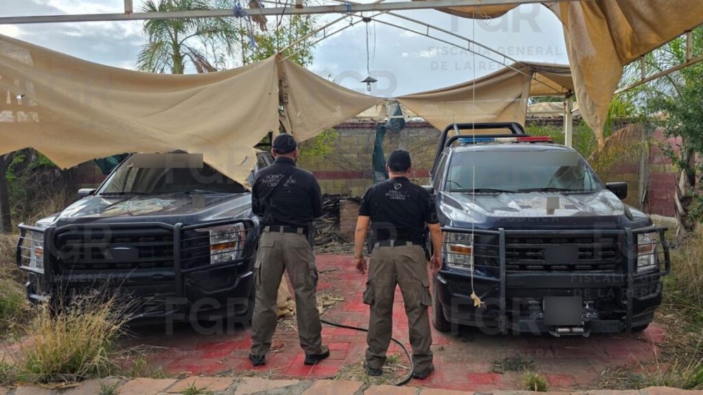 Informa FGR de camionetas robadas pintadas de patrulla que aseguró junto con el Ejército