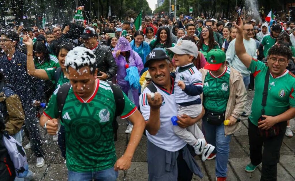 Afición despide al Tri con una última fiesta en el Ángel de la Independencia tras el Mundial